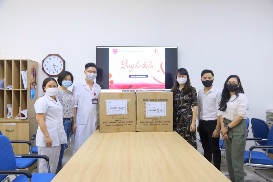 Hà Nội: Tiếp tục trao tặng hàng nghìn khẩu trang cho các trường học ảnh 1