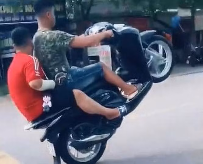 Xử phạt hơn 4 triệu đồng nam thanh niên khoe bốc đầu xe máy