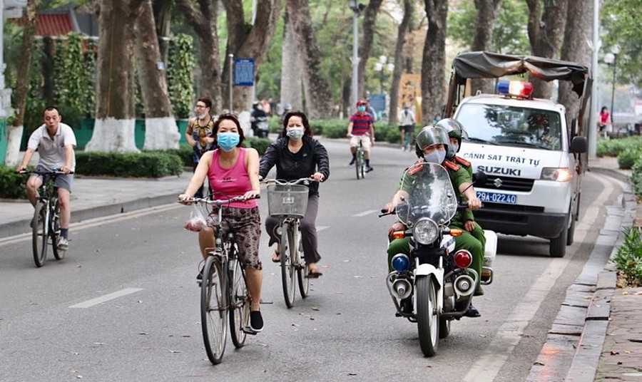 Hà Nội: Không đeo khẩu trang nơi công cộng, công an mời 4 người về làm việc Hà Nội: Không đeo khẩu trang nơi công cộng, công an mời 4 người về làm việc