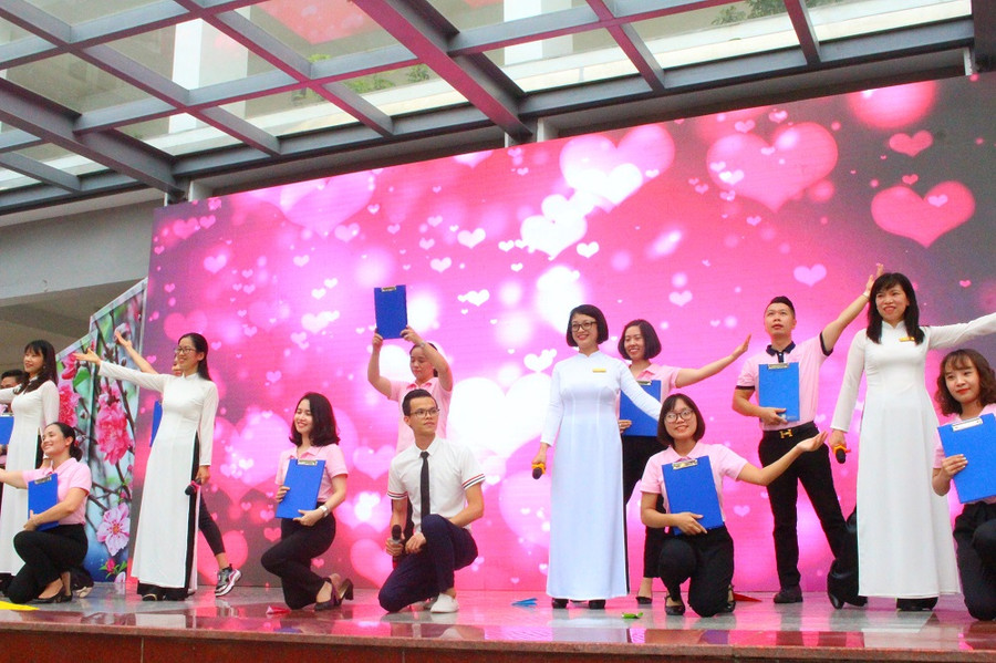 Thầy cô biểu diễn văn nghệ tặng trò trong lễ bế giảng ảnh 4