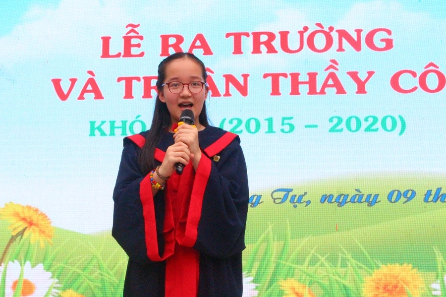 Thầy cô biểu diễn văn nghệ tặng trò trong lễ bế giảng