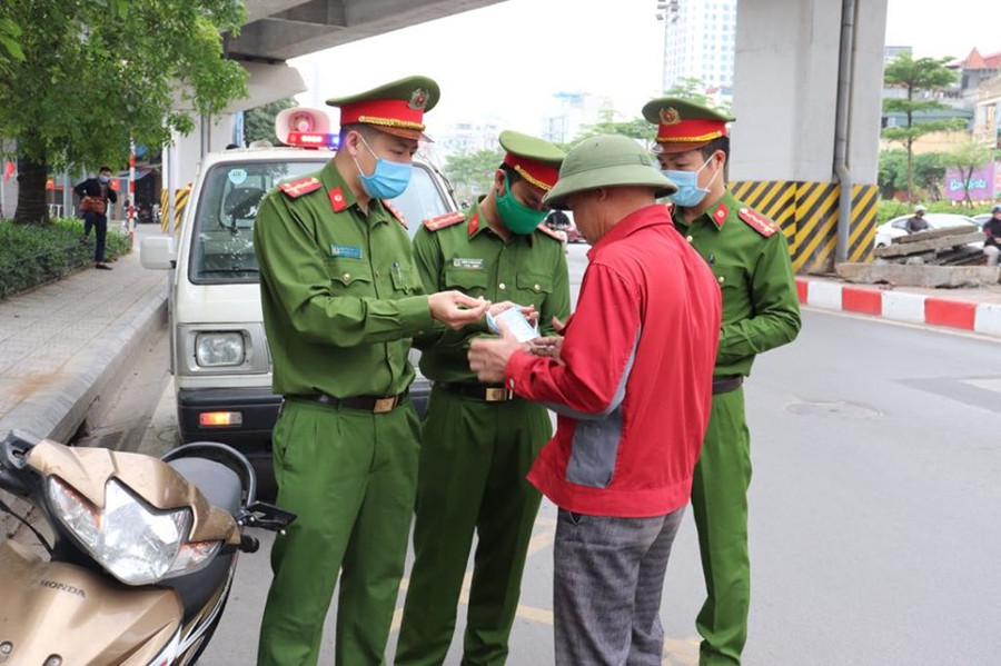 Ngày đầu Hà Nội thực hiện cách ly: Đường phố vắng vẻ, xử lý nghiêm không đeo khẩu trang