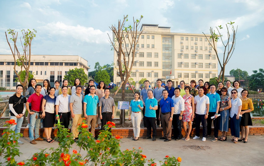 Tình thầy, nghĩa bạn đầy cảm xúc ngày chia tay ảnh 4 Tình thầy, nghĩa bạn đầy cảm xúc ngày chia tay ảnh 4