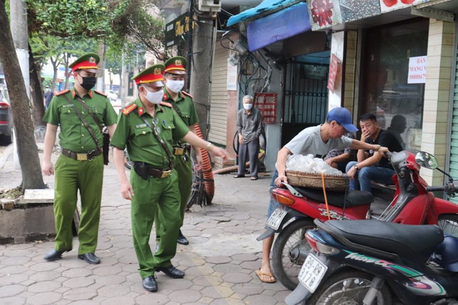 Hà Nội: Hàng quán nghiêm túc đóng cửa, người dân được nhắc nhở đeo khẩu Hà Nội: Hàng quán nghiêm túc đóng cửa, người dân được nhắc nhở đeo khẩu