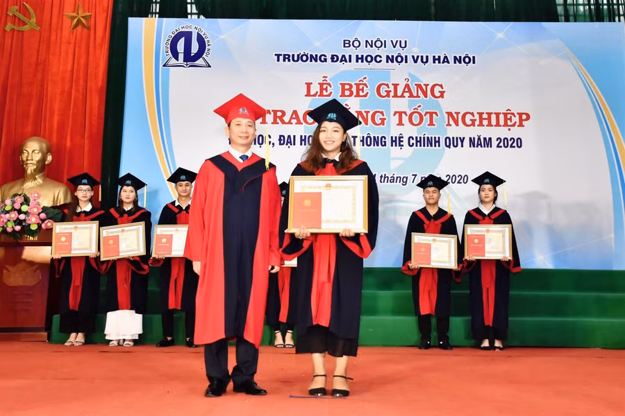 Trường ĐH Nội vụ Hà Nội trao bằng tốt nghiệp cho hơn 450 tân cử nhân ảnh 1