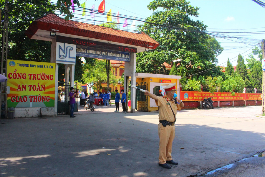 Bắc Giang: Phụ huynh hồi hộp chờ thí sinh thi môn Ngữ văn ảnh 4