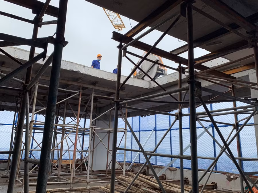 Hà Nội: Bắt đầu cắt sàn mái tầng 18 công trình vi phạm số 8B Lê Trực ảnh 1