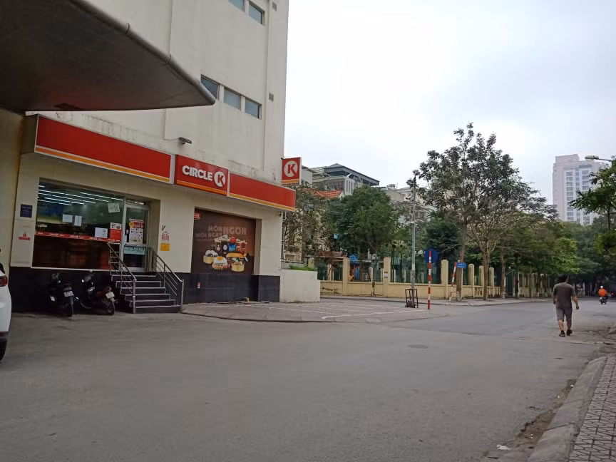 Ngày đầu Hà Nội thực hiện cách ly: Đường phố vắng vẻ, xử lý nghiêm không đeo khẩu trang ảnh 7