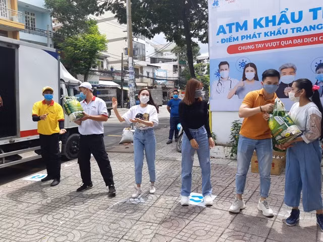 Hoa hậu Tiểu Vy cùng đông đảo nghệ sĩ "tiếp sức" Đà Nẵng chồng dịch Covid-19 ảnh 2