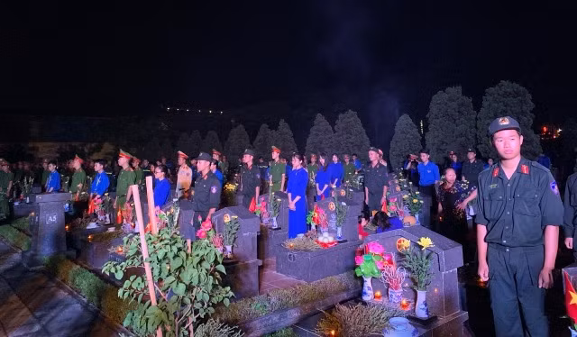 Tuổi trẻ thủ đô thắp nến tri ân các Anh hùng, Liệt sĩ ảnh 2