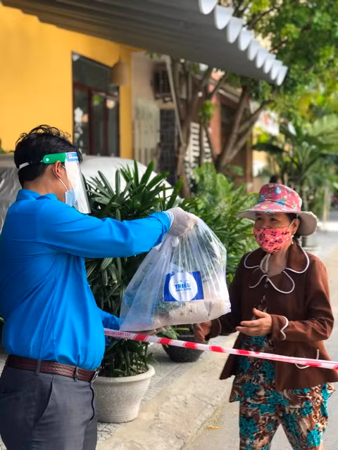 24.000 "bữa cơm" trao cho người dân có hoàn cảnh khó khăn do Covid-19 ảnh 1