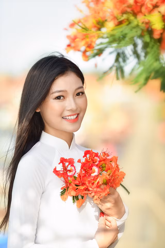 Á khôi Hoa khôi Tài sắc Việt Nam rực rỡ bên hoa phượng ảnh 6