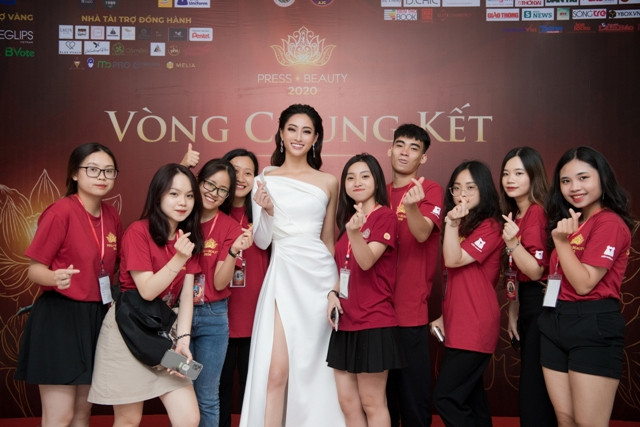 Lương Thuỳ Linh diện váy xẻ cao, khoe chân dài thẳng tắp khi đi làm giám khảo Lương Thuỳ Linh diện váy xẻ cao, khoe chân dài thẳng tắp khi đi làm giám khảo