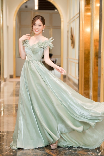 Đỗ Mỹ Linh, Lương Thuỳ Linh, Phương Nga trải nghiệm khách sạn 8 sao dát vàng ảnh 4 Đỗ Mỹ Linh, Lương Thuỳ Linh, Phương Nga trải nghiệm khách sạn 8 sao dát vàng ảnh 4