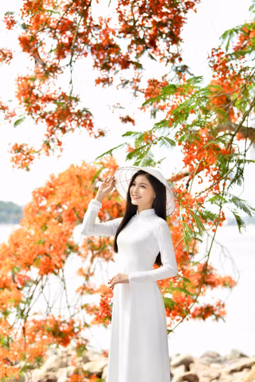 Á khôi Hoa khôi Tài sắc Việt Nam rực rỡ bên hoa phượng ảnh 2