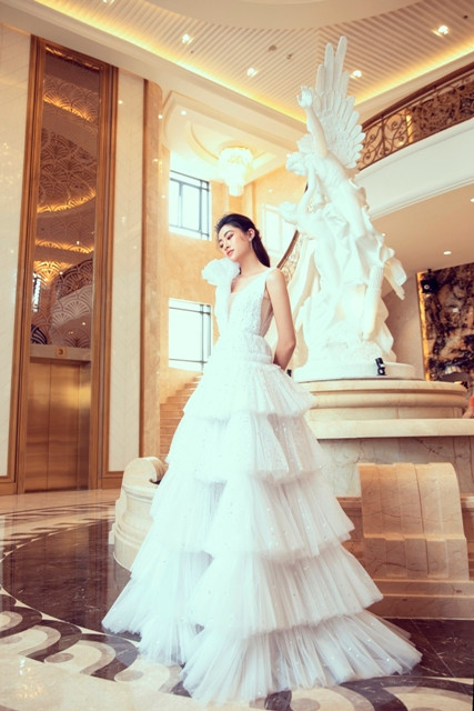 Hoa hậu Lương Thuỳ Linh thả dáng trên sân thượng của tòa nhà cao tầng ảnh 3 Hoa hậu Lương Thuỳ Linh thả dáng trên sân thượng của tòa nhà cao tầng ảnh 3