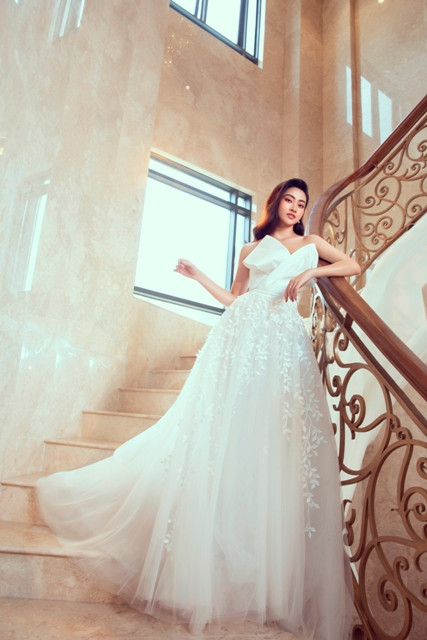 Hoa hậu Lương Thuỳ Linh thả dáng trên sân thượng của tòa nhà cao tầng ảnh 1 Hoa hậu Lương Thuỳ Linh thả dáng trên sân thượng của tòa nhà cao tầng ảnh 1