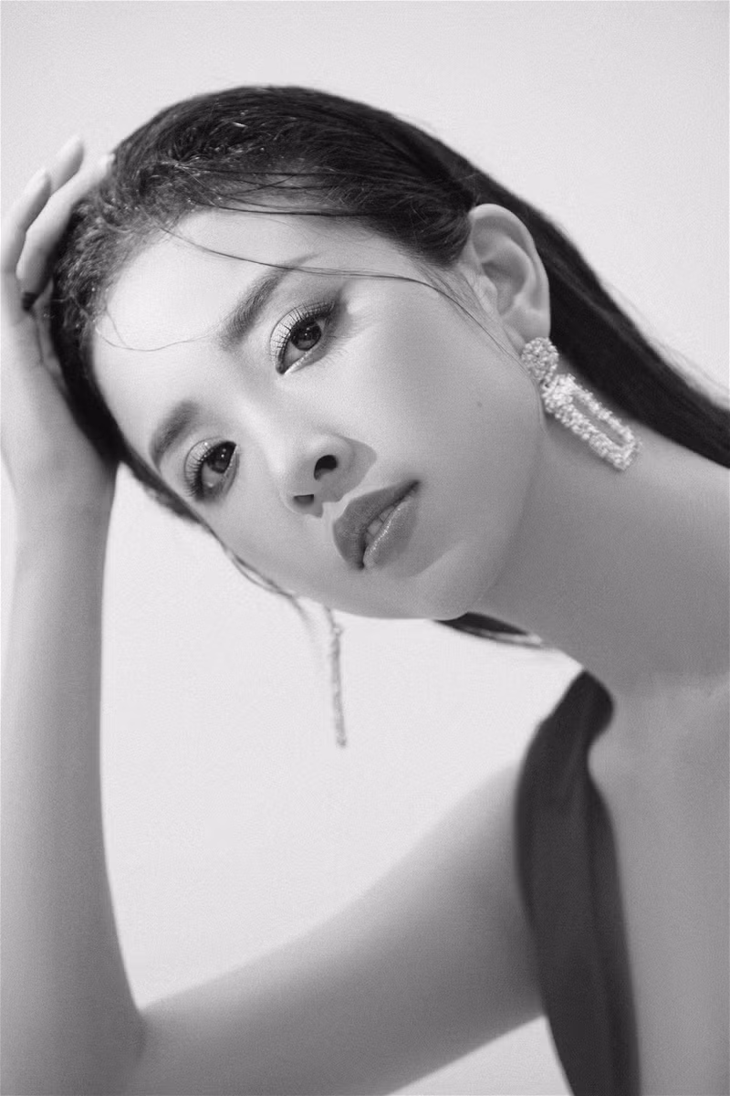 Á hậu Thúy An tung bộ ảnh "hút mắt" mừng tuổi mới ảnh 2