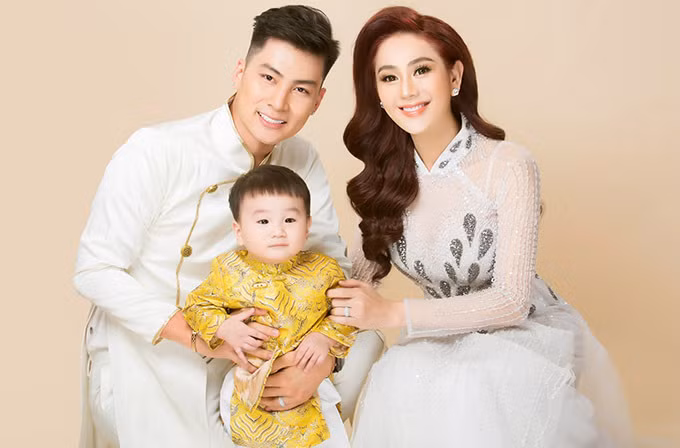 Lâm Khánh Chi ở nhà bố mẹ ruột, ẩn ý hôn nhân đổ vỡ