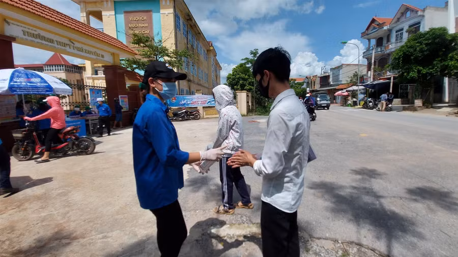 Hình ảnh đẹp của đội hình tiếp sức mùa thi ảnh 3