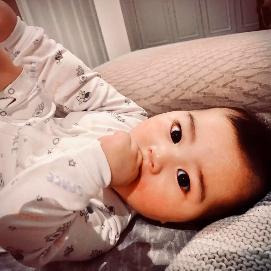 Biểu cảm "siêu đáng yêu" của con trai út nhà Hoàng Bách ảnh 6