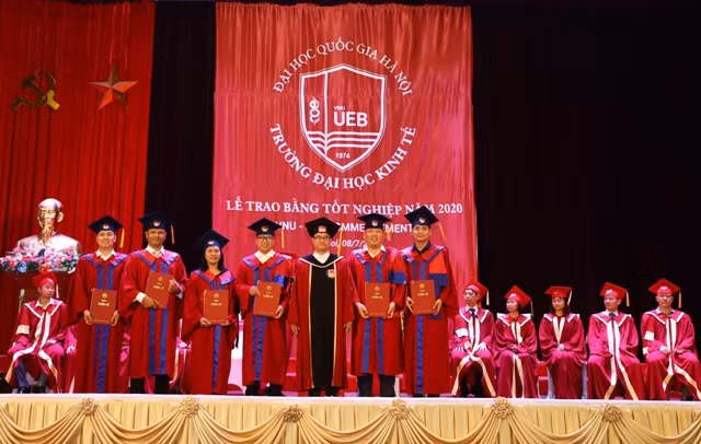 Lễ trao bằng tốt nghiệp nhiều ý nghĩa của trường Đại học Kinh tế