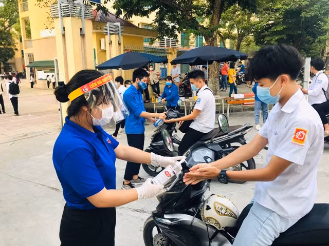 Luôn có màu áo xanh ngoài cổng trường cổ vũ cho thí sinh ảnh 3