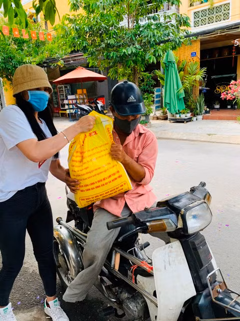 Hoa hậu Tiểu Vy trao tặng 1 tấn gạo cho người nghèo tại quê nhà ảnh 2