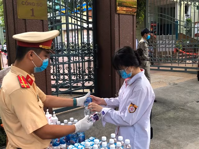 Luôn có màu áo xanh ngoài cổng trường cổ vũ cho thí sinh ảnh 2