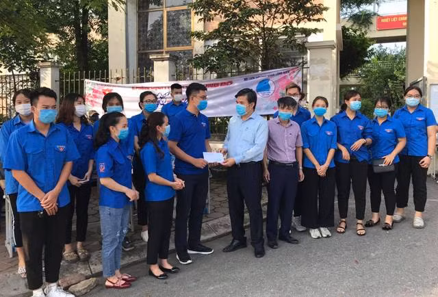 Hoạt động tiếp sức mùa thi góp phần vào thành công của kỳ thi ảnh 2