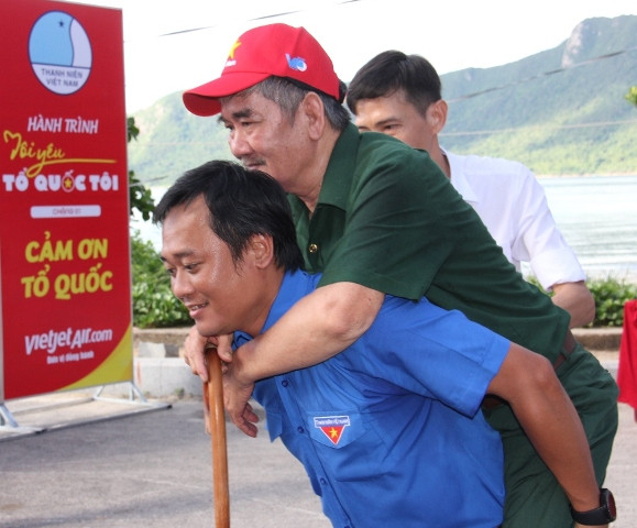 Hành trình "Tôi yêu Tổ quốc tôi" năm 2020 tri ân các anh hùng liệt sĩ tại Côn Đảo ảnh 2