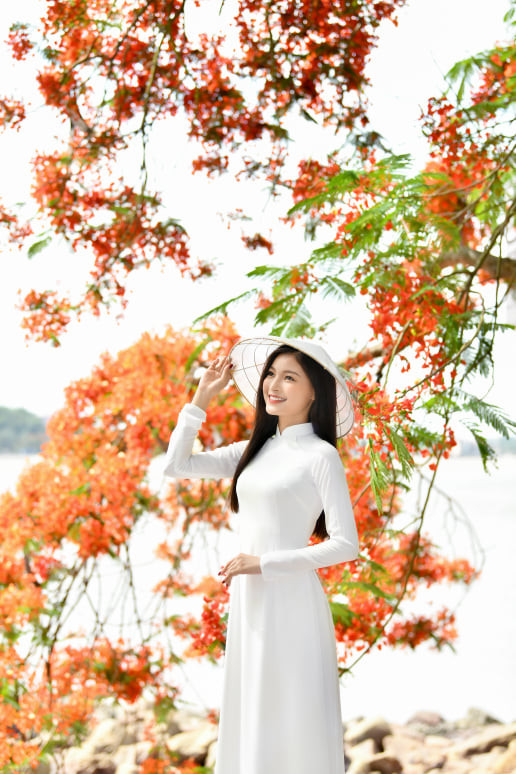 Á khôi Hoa khôi Tài sắc Việt Nam rực rỡ bên hoa phượng ảnh 2 Á khôi Hoa khôi Tài sắc Việt Nam rực rỡ bên hoa phượng ảnh 2