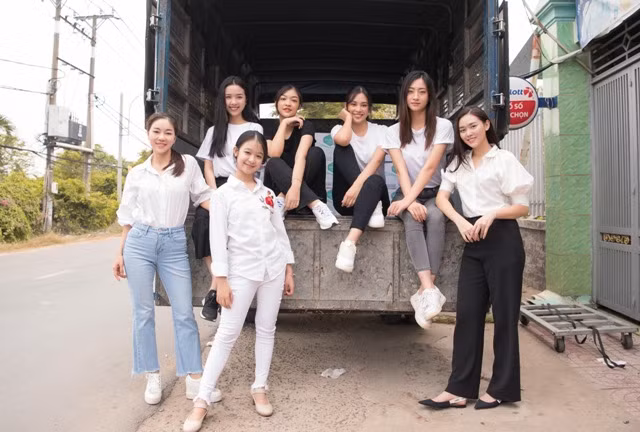 Lương Thuỳ Linh, Kiều Loan đầy xúc động khi trò chuyện cùng trẻ em cơ nhỡ ảnh 1