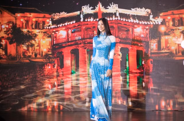 Đấu giá áo dài Hoa hậu Tiểu Vy trình diễn trong chương trình hướng về Đà Nẵng - Quảng Nam