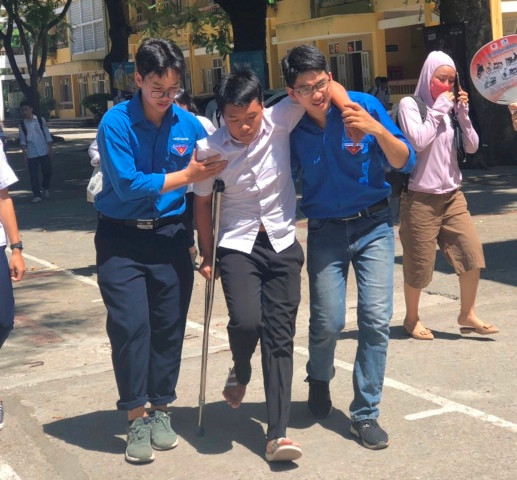 Những câu chuyện đẹp sau kỳ thi vào lớp 10 ảnh 1