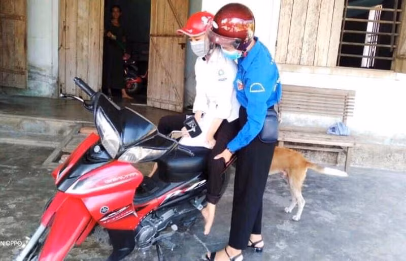 Xúc động hình ảnh tình nguyện viên đưa đón thí sinh khuyết tật từ nhà đến tận điểm thi ảnh 2