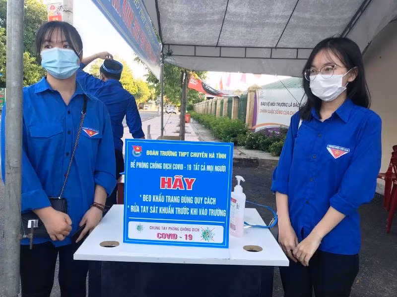 Xúc động hình ảnh tình nguyện viên đưa đón thí sinh khuyết tật từ nhà đến tận điểm thi ảnh 3