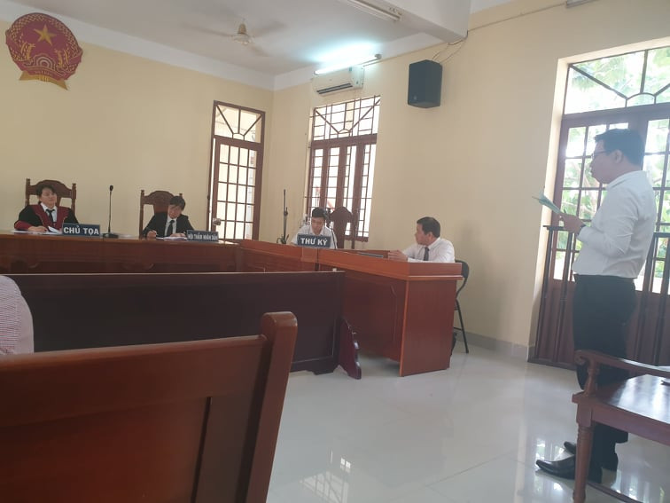 Tòa án Nhân dân Quận 12 xét xử vụ giáo viên cho học sinh diễn "cảnh nóng" kiện hiệu trưởng