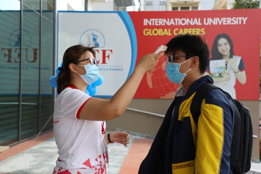 Sinh viên hàng loạt trường đại học phía Nam phấn chấn trở lại giảng đường ảnh 10