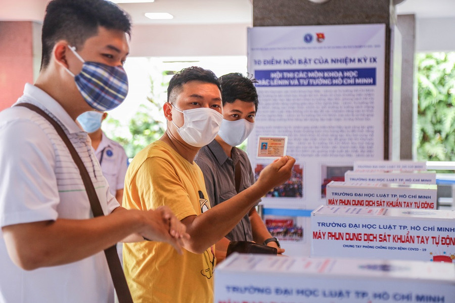 Sinh viên hàng loạt trường đại học phía Nam phấn chấn trở lại giảng đường ảnh 8 Sinh viên hàng loạt trường đại học phía Nam phấn chấn trở lại giảng đường ảnh 8