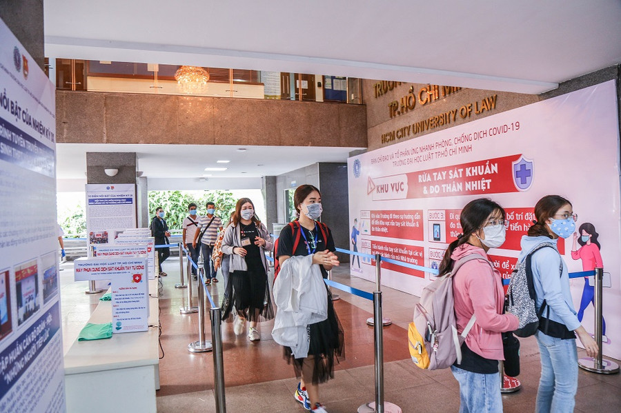 Sinh viên hàng loạt trường đại học phía Nam phấn chấn trở lại giảng đường ảnh 2 Sinh viên hàng loạt trường đại học phía Nam phấn chấn trở lại giảng đường ảnh 2