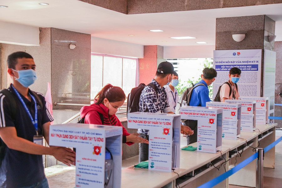 Sinh viên hàng loạt trường đại học phía Nam phấn chấn trở lại giảng đường
