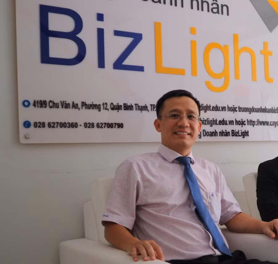 Vợ luật sư rơi lầu tử vong không tin chồng tự tử