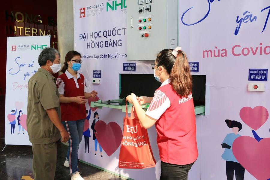 "ATM gạo" Trường ĐH Quốc tế Hồng Bàng chia sẻ khó khăn với người dân bị ảnh hưởng bởi dịch Covid-19 ảnh 2