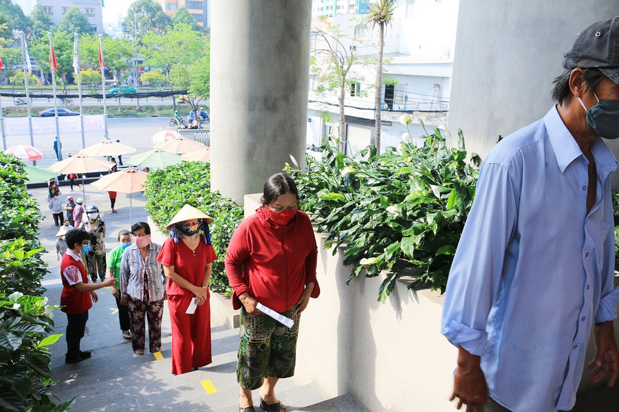 "ATM gạo" Trường ĐH Quốc tế Hồng Bàng chia sẻ khó khăn với người dân bị ảnh hưởng bởi dịch Covid-19 ảnh 3