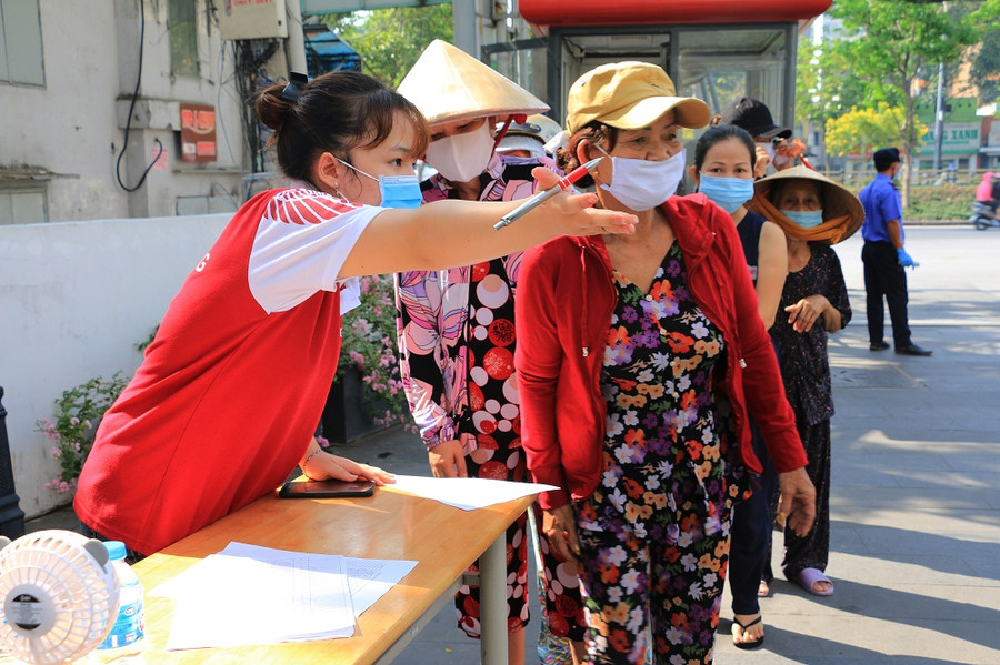 "ATM gạo" Trường ĐH Quốc tế Hồng Bàng chia sẻ khó khăn với người dân bị ảnh hưởng bởi dịch Covid-19 ảnh 1
