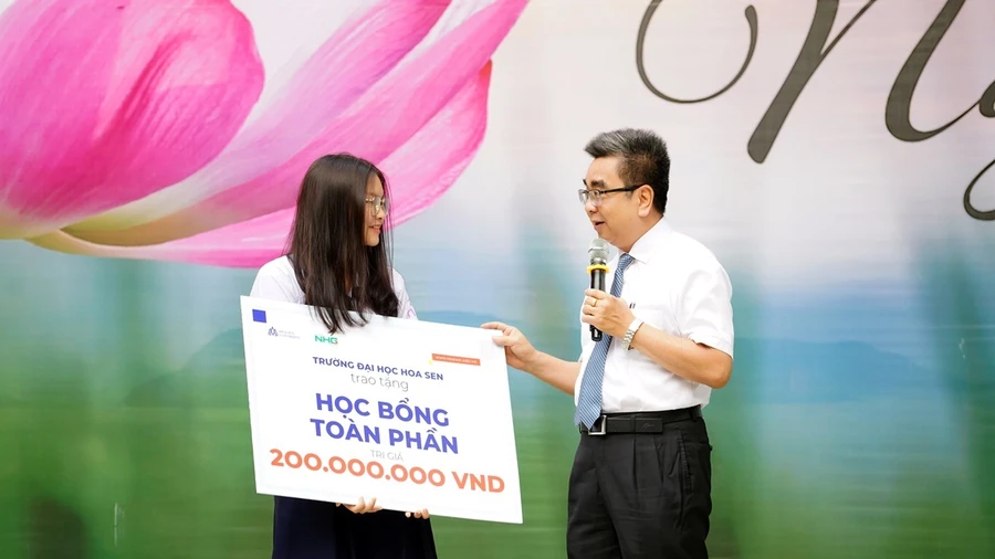 Học sinh đầu tiên nhận học bổng toàn phần 200 triệu đồng của ĐH Hoa Sen