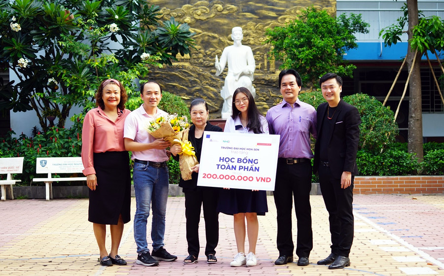 Học sinh đầu tiên nhận học bổng toàn phần 200 triệu đồng của ĐH Hoa Sen ảnh 2