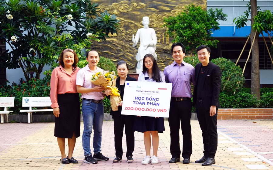 Học sinh đầu tiên nhận học bổng toàn phần 200 triệu đồng của ĐH Hoa Sen ảnh 2