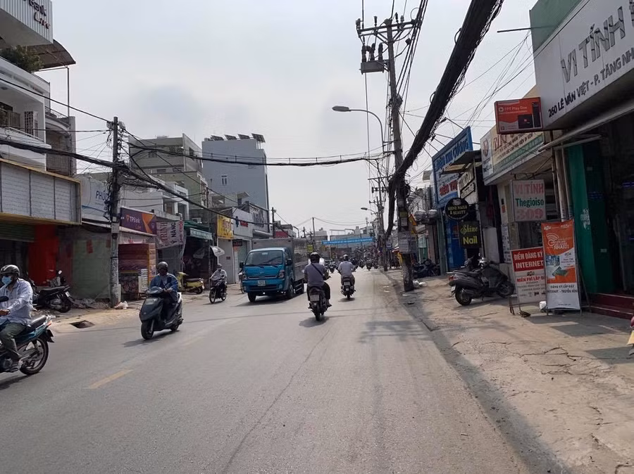 Người dân TP.HCM chủ động phòng dịch Covid-19 khi được nới lỏng giãn cách xã hội ảnh 1